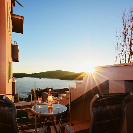 Villa Mirta Тисно Екстериор снимка