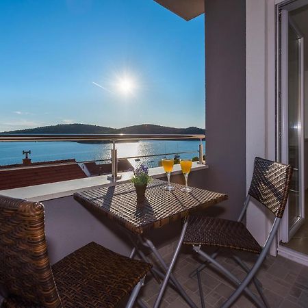 Villa Mirta Тисно Екстериор снимка