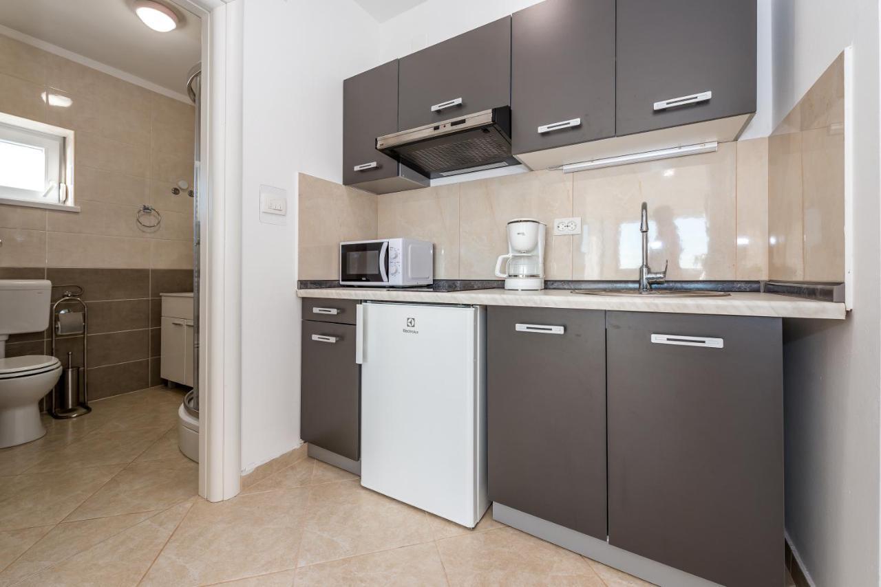 Villa Mirta Тисно Екстериор снимка