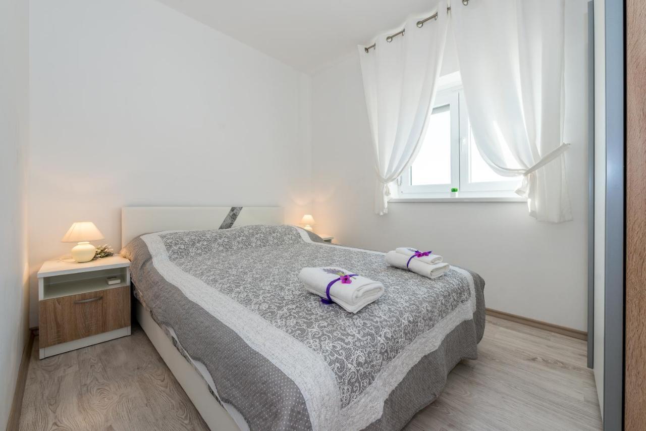 Villa Mirta Тисно Екстериор снимка