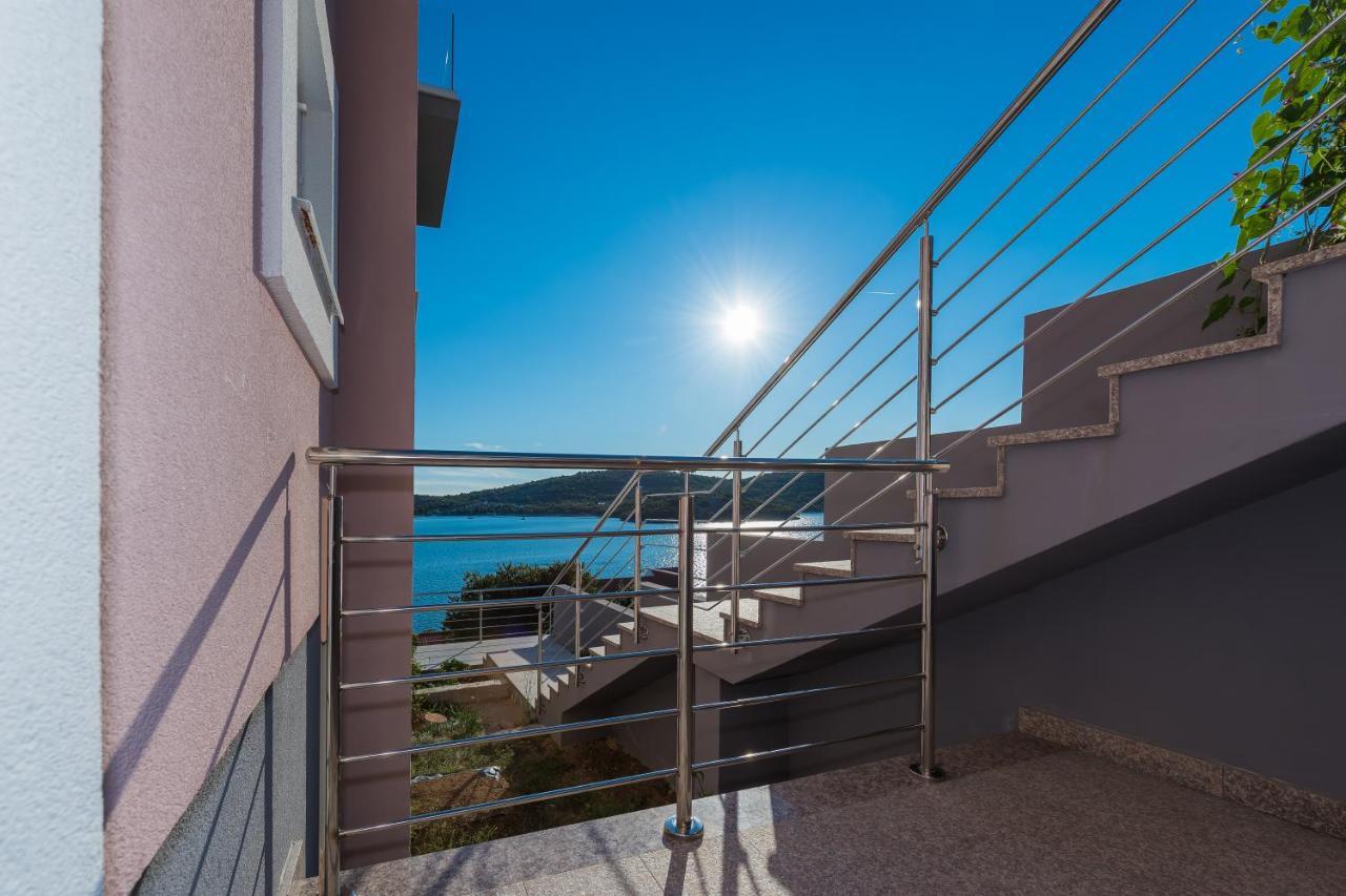 Villa Mirta Тисно Екстериор снимка
