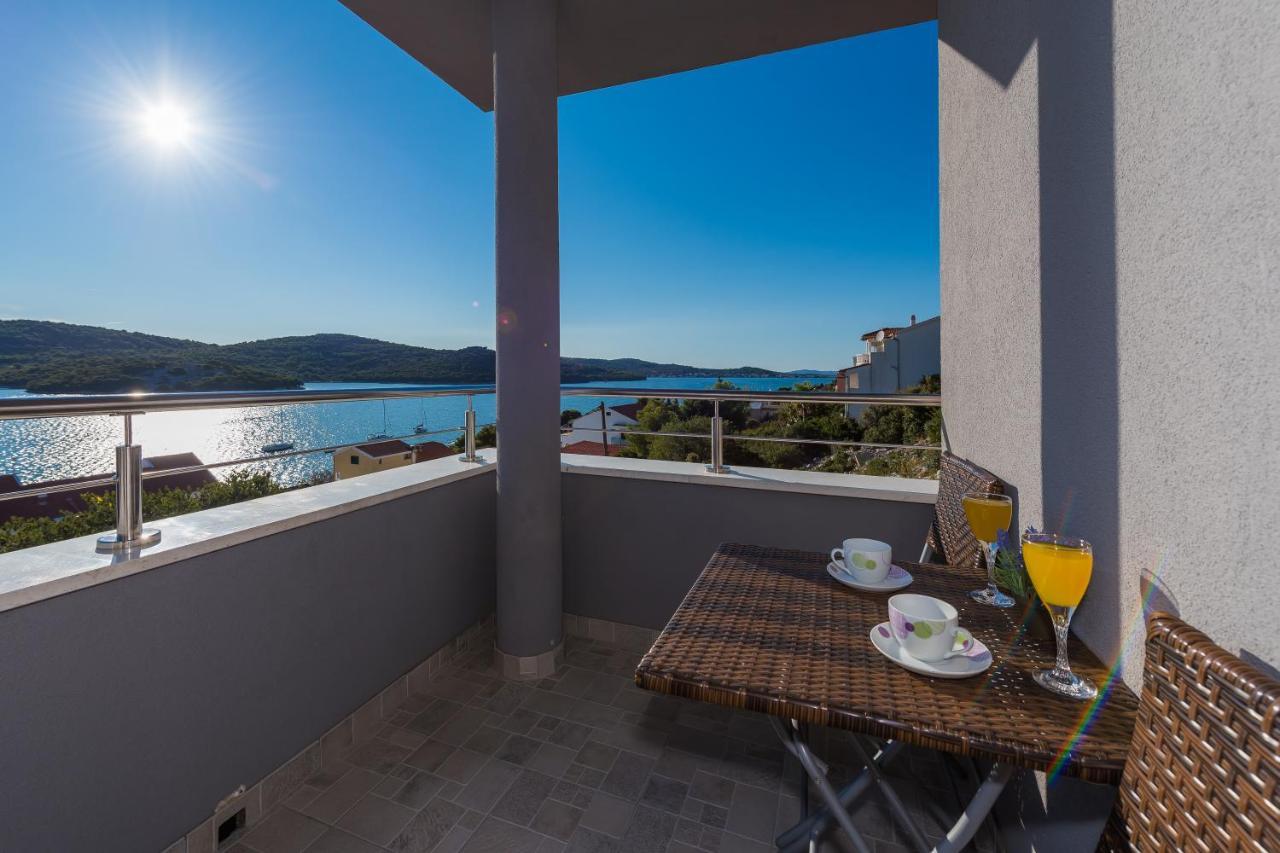 Villa Mirta Тисно Екстериор снимка
