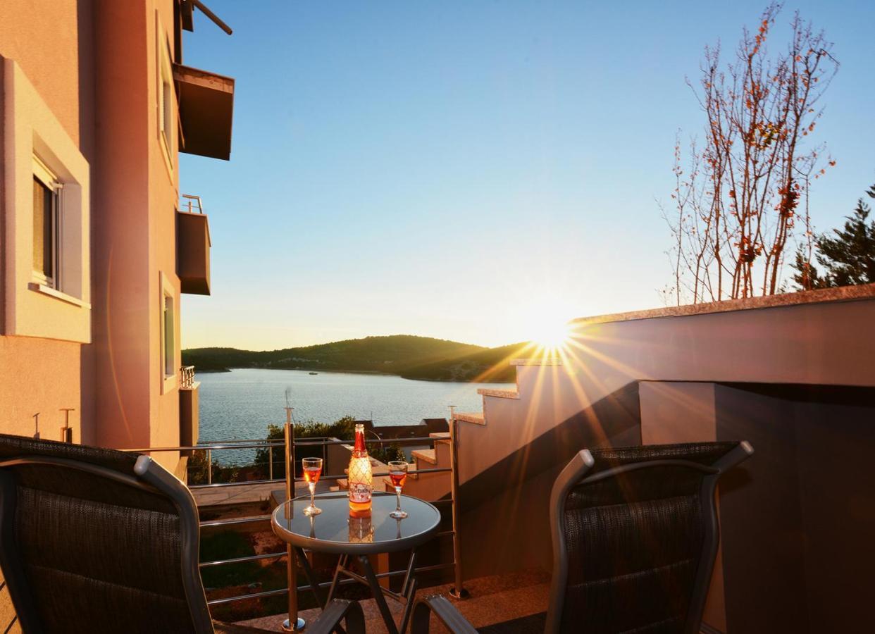 Villa Mirta Тисно Екстериор снимка