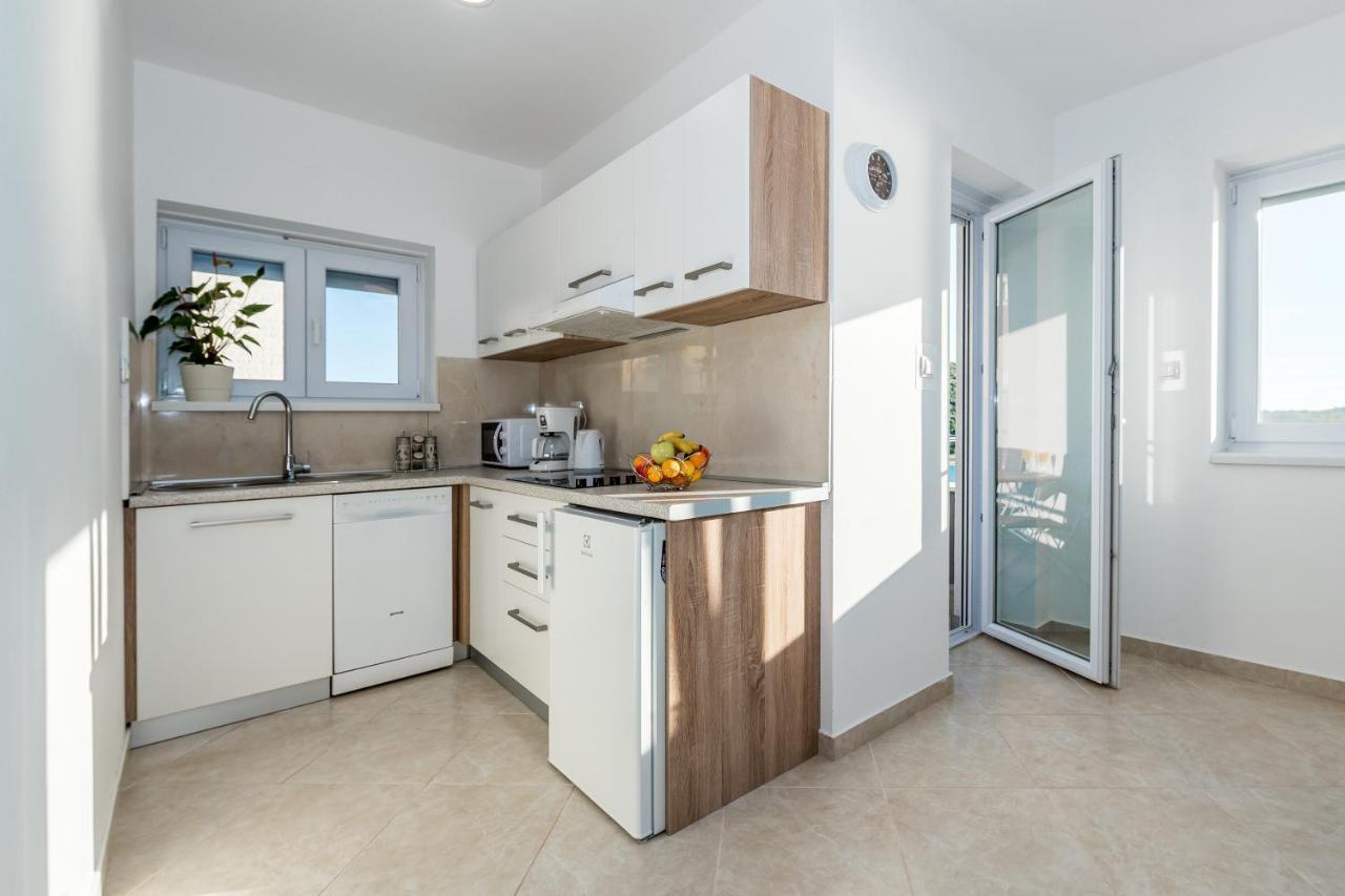 Villa Mirta Тисно Екстериор снимка