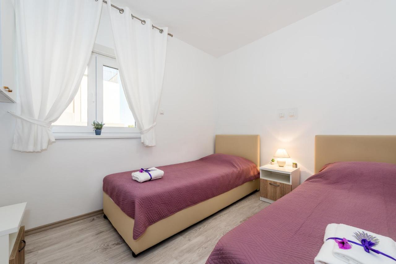 Villa Mirta Тисно Екстериор снимка