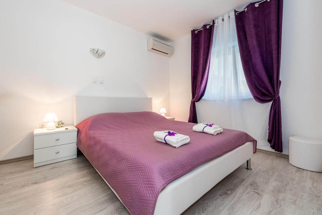 Villa Mirta Тисно Екстериор снимка