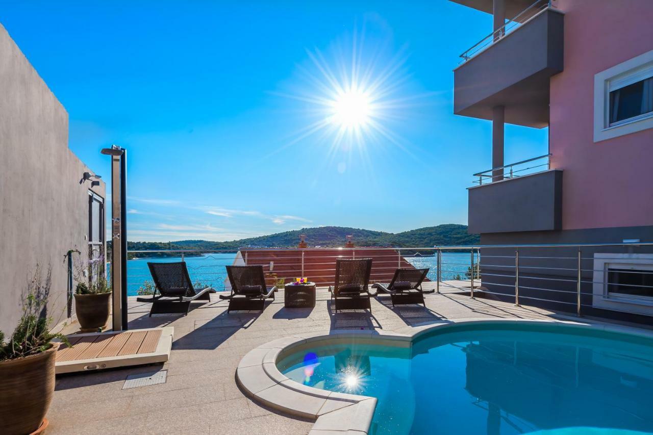 Villa Mirta Тисно Екстериор снимка